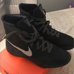 Nike hyperdunk 2015 size 7y